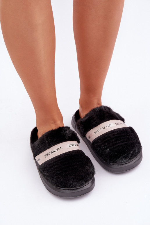 Chaussons avec fourrure et talons décorés couleur noire Savalithea