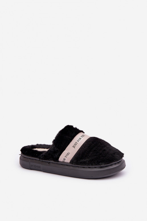 Chaussons avec fourrure et talons décorés couleur noire Savalithea