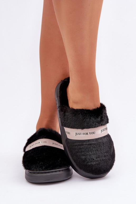 Chaussons avec fourrure et talons décorés couleur noire Savalithea