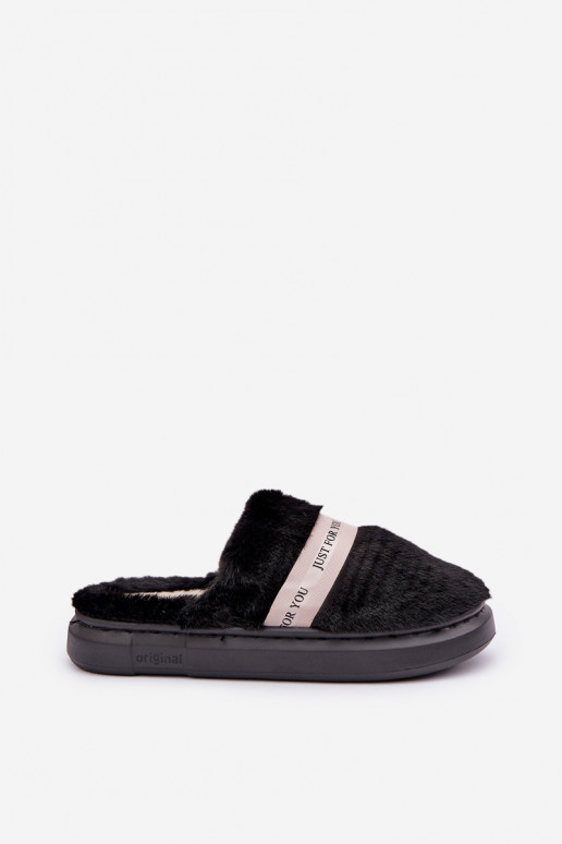 Chaussons avec fourrure et talons décorés couleur noire Savalithea