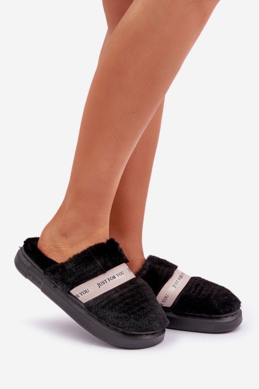 Chaussons avec fourrure et talons décorés couleur noire Savalithea
