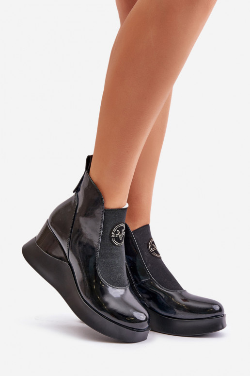 Bottines en cuir verni isolées... Bottines en cuir verni isolées...