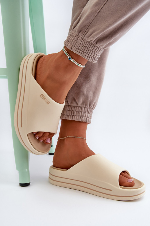 Pantoufles pour femmes avec une plateforme Big Star NN274A034 beige Pantoufles pour femmes avec une plateforme Big Star NN274A034 beige