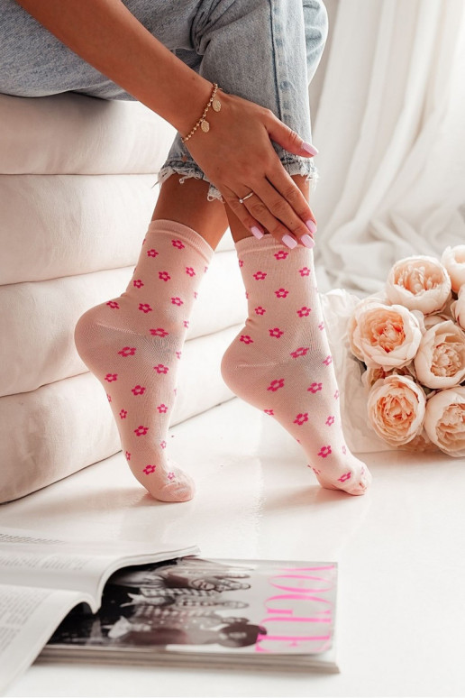 Chaussettes Féminin DANS Drobne avec des motifs florauxuszki teinte pêche Chaussettes Féminin DANS Drobne avec des motifs florauxuszki teinte pêche