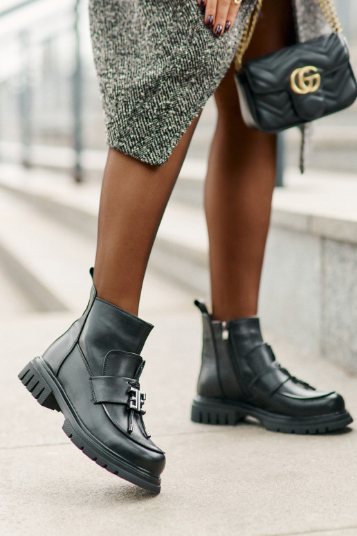 Bottines en cuir avec ornements... Bottines en cuir avec ornements...