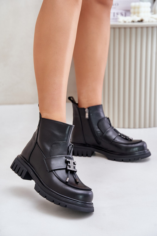 Bottines en cuir avec ornements... Bottines en cuir avec ornements...