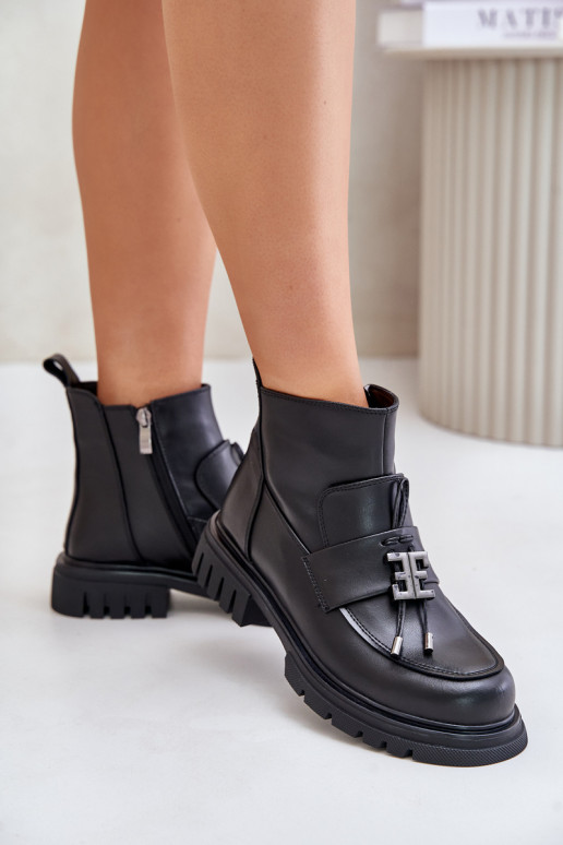 Bottines en cuir avec ornements... Bottines en cuir avec ornements...