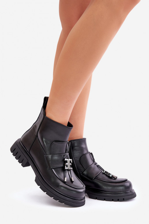 Bottines en cuir avec ornements... Bottines en cuir avec ornements...