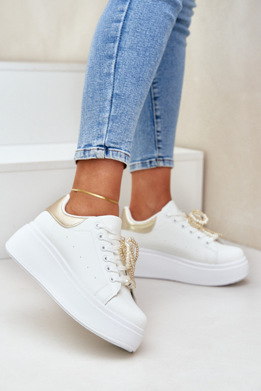 Chaussures modèle baskets Féminin avec une plateforme avec de beaux détails Blanc-couleur dorée Lerissna