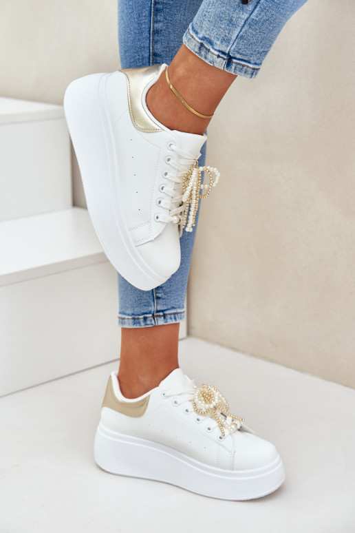Chaussures modèle baskets Féminin avec une plateforme avec de beaux détails Blanc-couleur dorée Lerissna