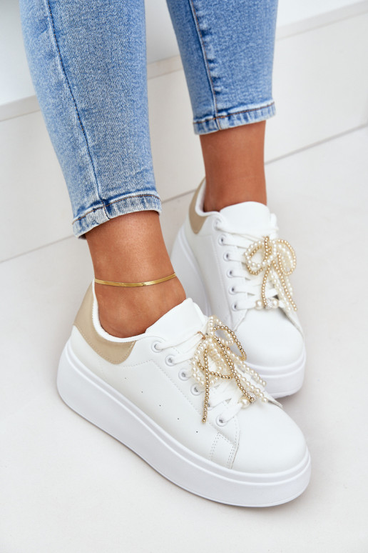 Chaussures modèle baskets Féminin avec une plateforme avec de beaux détails Blanc-couleur dorée Lerissna