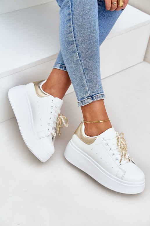 Chaussures modèle baskets Féminin avec une plateforme avec de beaux détails Blanc-couleur dorée Lerissna