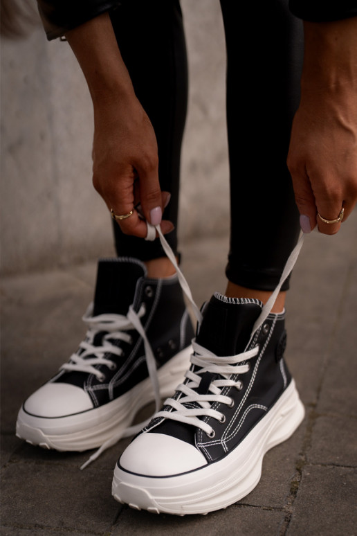 Baskets modèle femme avec semelles... Baskets modèle femme avec semelles...