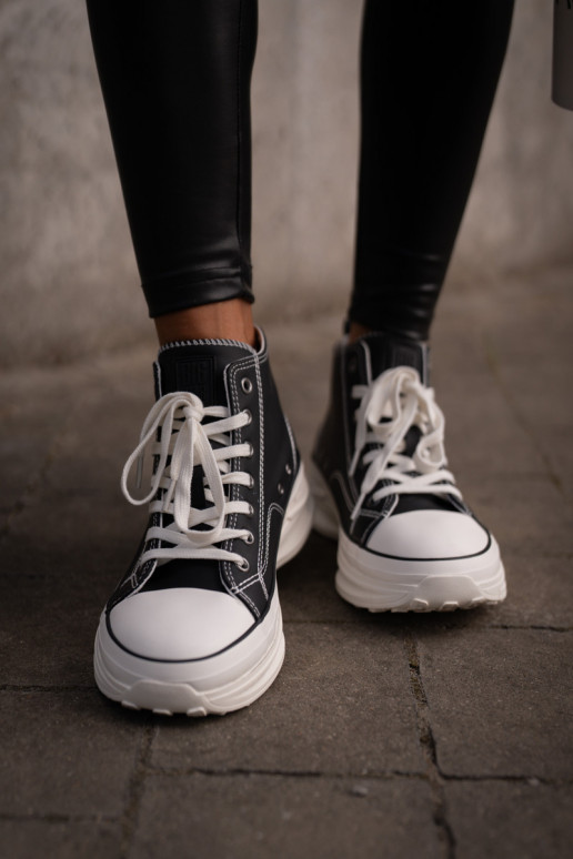 Baskets modèle femme avec semelles... Baskets modèle femme avec semelles...