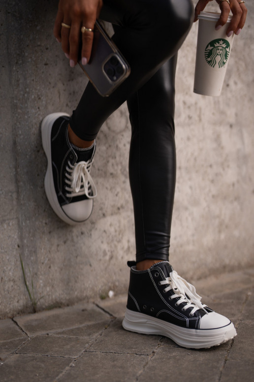 Baskets modèle femme avec semelles... Baskets modèle femme avec semelles...