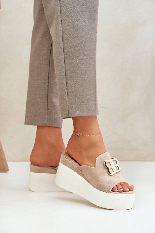 Chaussons avec une plateforme I Koturnie avec des ornements beige Tanonea Chaussons avec une plateforme I Koturnie avec des ornements beige Tanonea