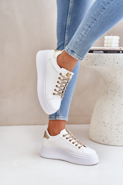 Chaussures modèle baskets avec une plateforme Avec des décorationsi SznuróÀkami Blanc-couleur dorée Fonetha