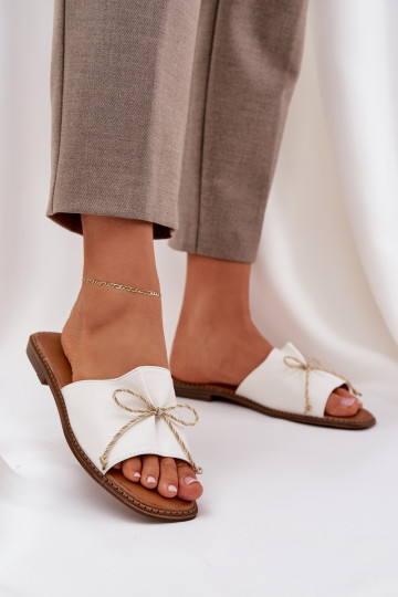 Chaussons Sur une semelle plate décorer Kokardką couleur blanche Deonelis