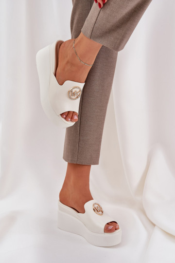 Chaussons avec une plateforme I Koturnie avec des ornements couleur blanche Activénessia