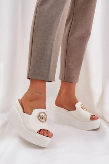 Chaussons avec une plateforme I Koturnie avec des ornements couleur blanche Activénessia 2