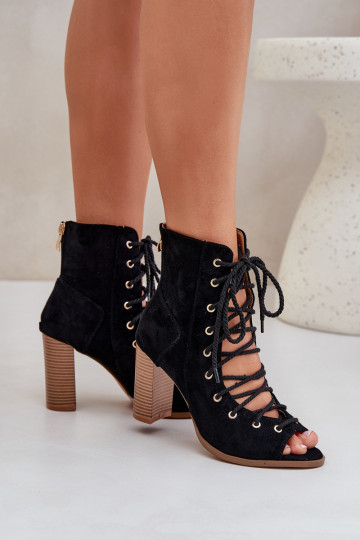des sandales avec des talons avec une botte I Laçagem couleur noire Ivelseki 2