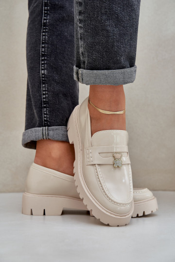 Mocassins laqués Féminin Z Przypinką Nounours beige DANSulinea