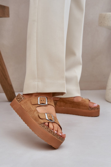 Pantoufles pour femmes avec une plateforme avec boucles marron Aramia