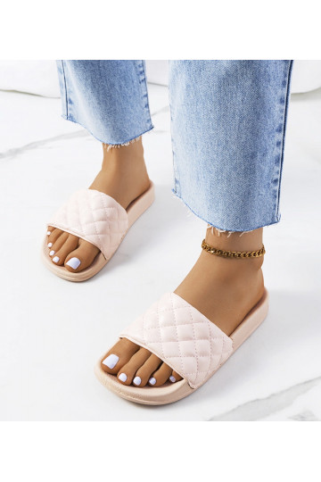 Les tongs matelassées roses...