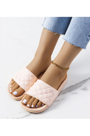 Les tongs matelassées roses... 2