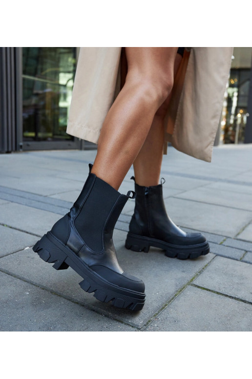 Bottines noires à semelles apparentes...