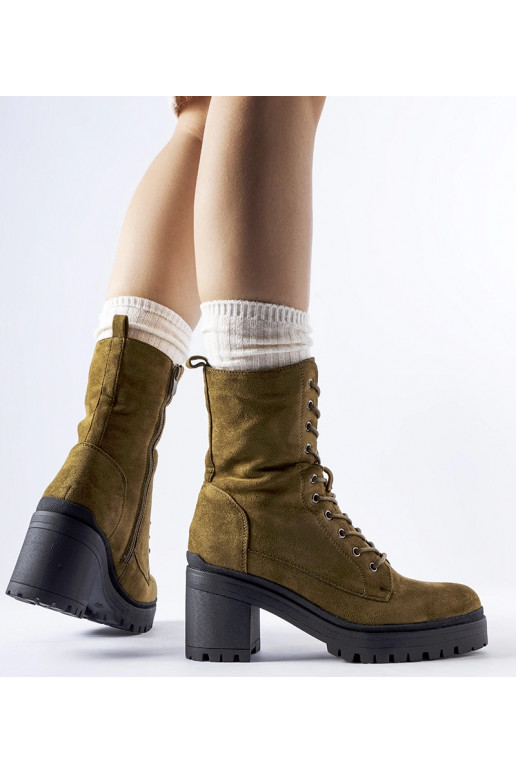 Bottines vertes isolées à talon bas...