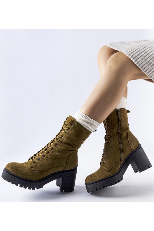 Bottines vertes isolées à talon bas...