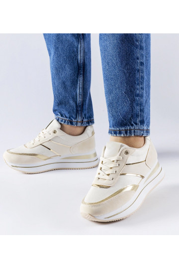 Baskets beiges sur la...