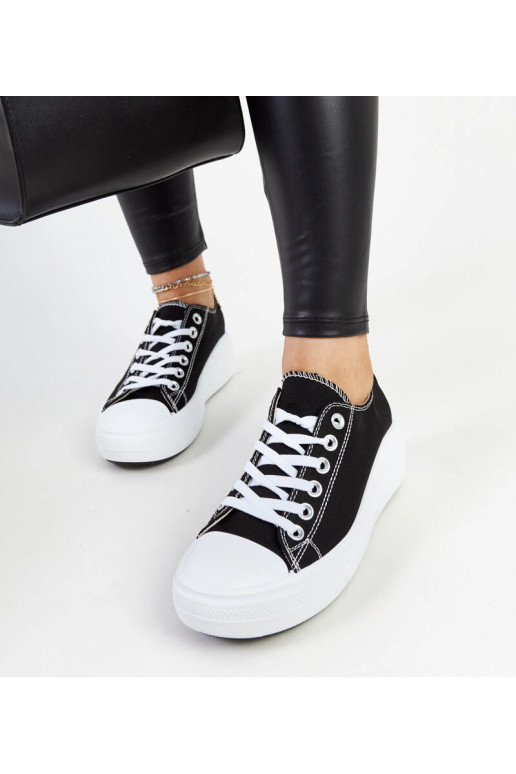 Baskets noires sur une plateforme...