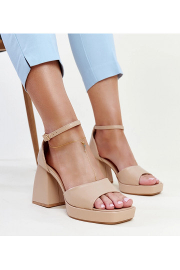 Sandales à talons hauts...