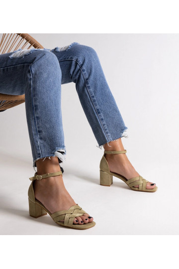 Sandales à talons hauts... 2