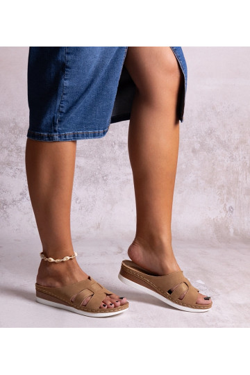 Tongs légères marron à...