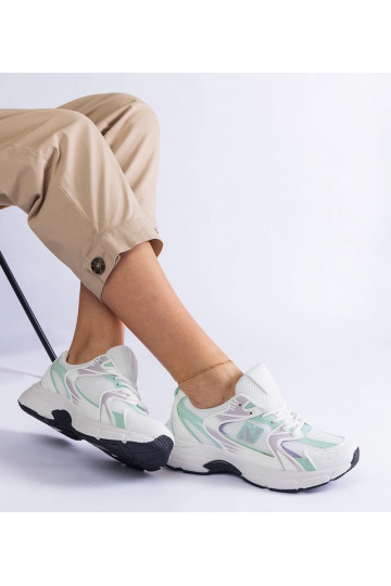 Baskets de sport blanches...