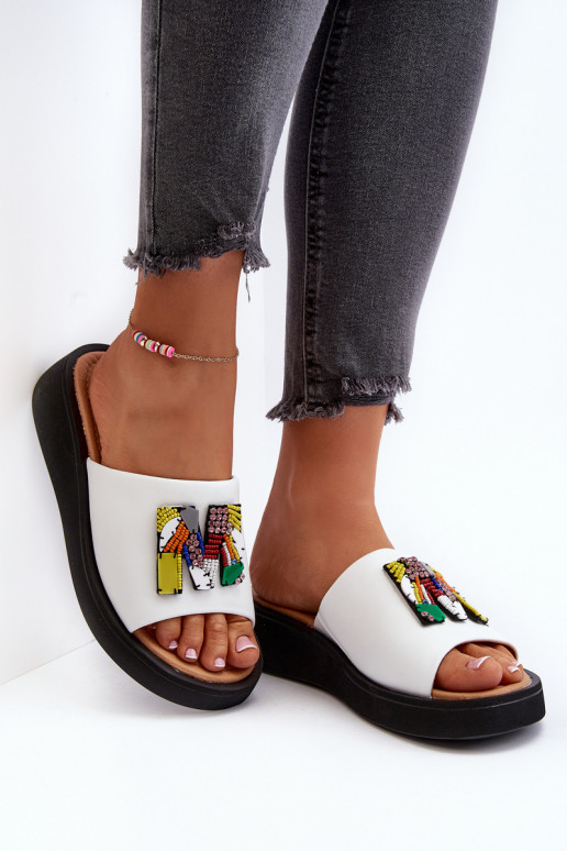 Pantoufles en cuir Féminin avec des ornements couleur blanche Asames