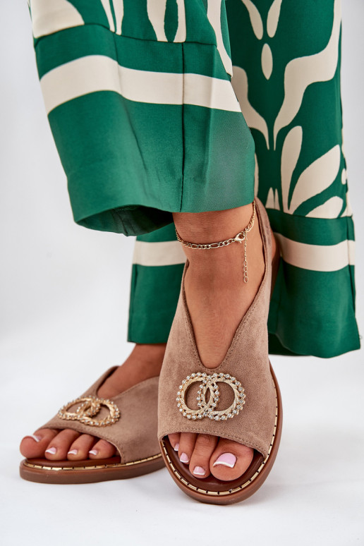 Sandales pour femmes avec des ornements avec des talons larges en daim écologiqueoÀe beige Ralisses