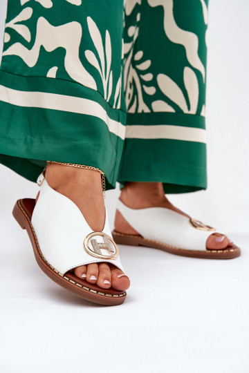 Sandales à semelles planes de style élégant avec ornements blanches Iseliria