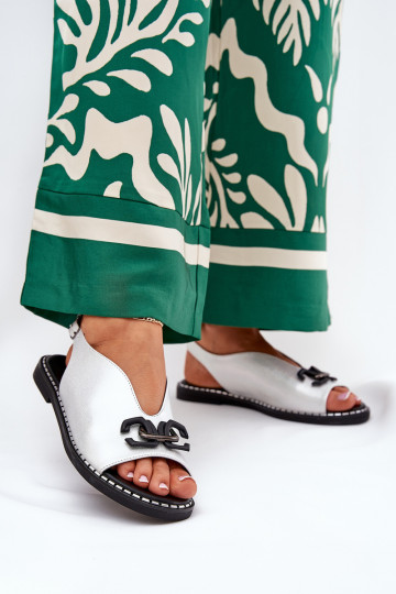 des sandales avec des talons larges avec des ornements en cuir écologique couleur argent Tillireta