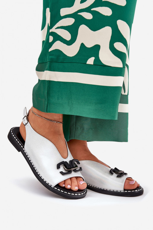 des sandales avec des talons larges avec des ornements en cuir écologique couleur argent Tillireta des sandales avec des talons larges avec des ornements en cuir écologique couleur argent Tillireta
