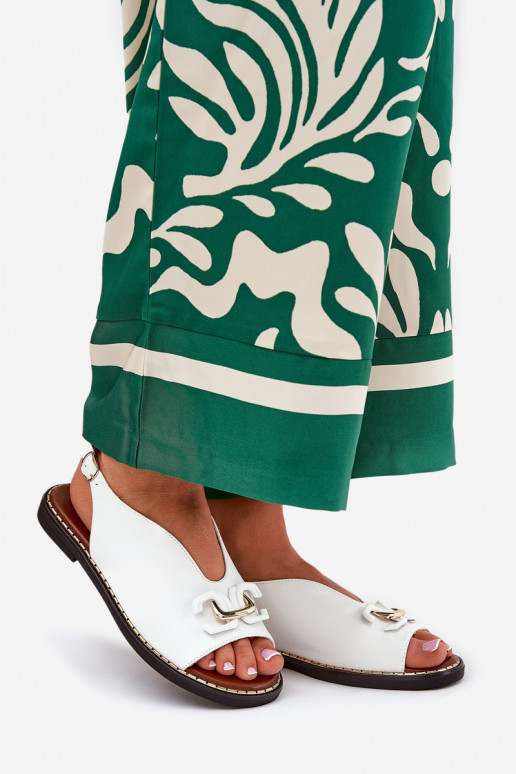 des sandales avec des talons larges avec des ornements en cuir écologique couleur blanche Tillireta