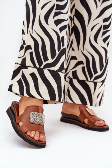 Pantoufles pour femmes Sur un coin Eko Peau avec des ornements marron Sarela 2