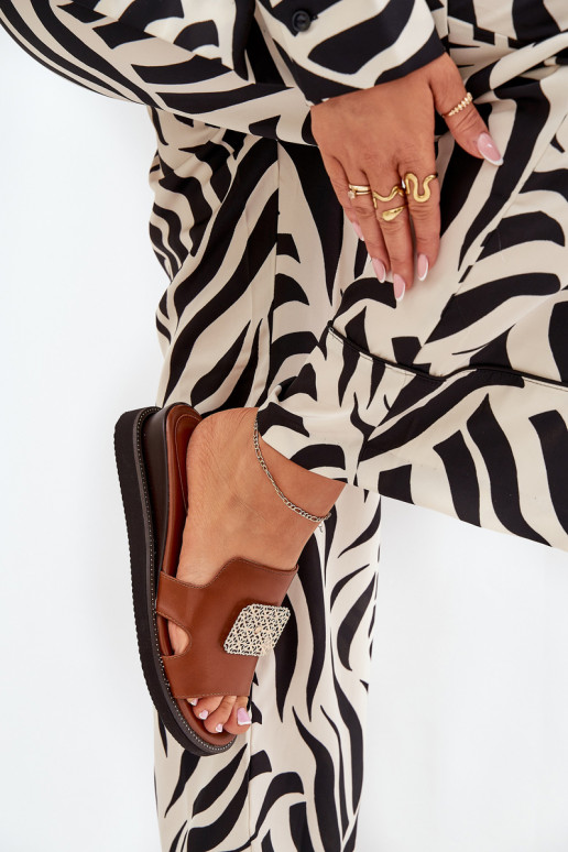 Pantoufles pour femmes Sur un coin Eko Peau avec des ornements marron Sarela Pantoufles pour femmes Sur un coin Eko Peau avec des ornements marron Sarela