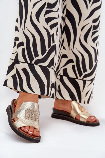 Pantoufles pour femmes Sur un coin Eko Peau avec des ornements couleur dorée Sarela