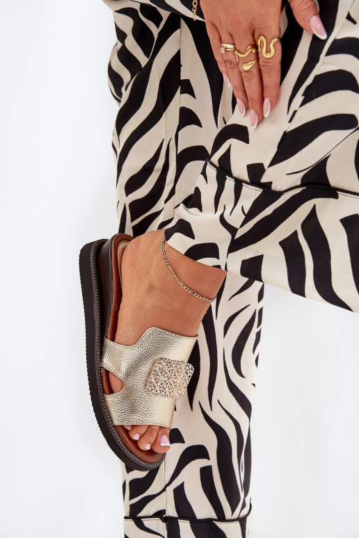 Pantoufles pour femmes Sur un coin Eko Peau avec des ornements couleur dorée Sarela Pantoufles pour femmes Sur un coin Eko Peau avec des ornements couleur dorée Sarela