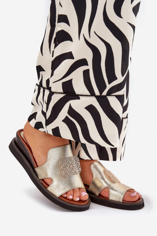 Pantoufles pour femmes Sur un coin Eko Peau avec des ornements couleur dorée Sarela Pantoufles pour femmes Sur un coin Eko Peau avec des ornements couleur dorée Sarela