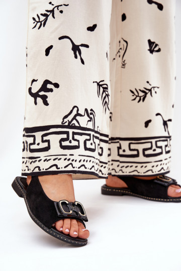 Sandales plates avec des ornements en daim écologiqueoÀe couleur noire Lilria 2